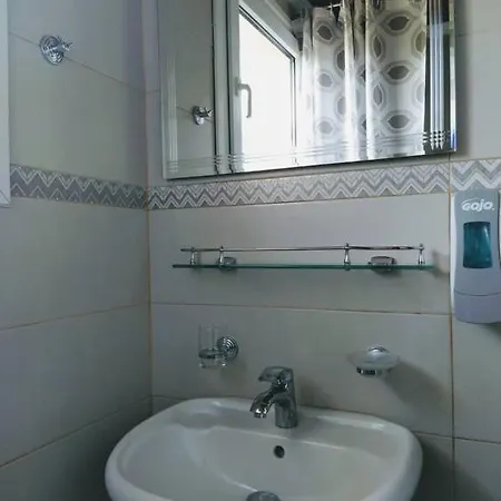 Queen Bay Apartment